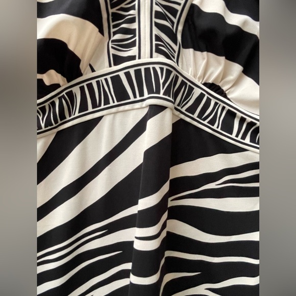 🔥🖤BCBG Maxazria size S black/off white top adjustable straps. Sexy & classy! - Picture 8 of 8